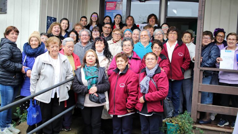 CESFAM Dr. Alfredo Gantz Mann celebra a personas mayores en Puerto Nuevo con actividades saludables y culturales